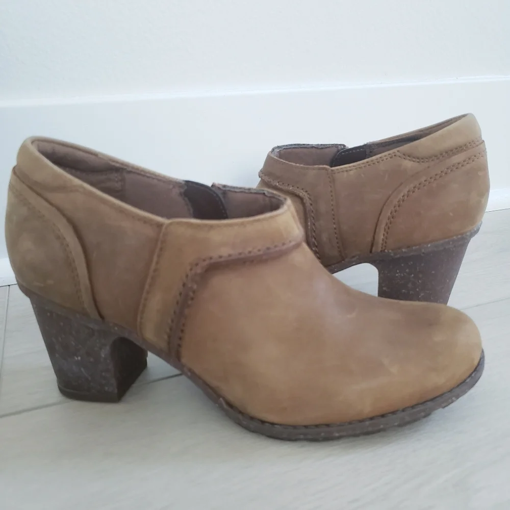 Clarks Sashlin Leather Heeled Bootie Tan Sz 7